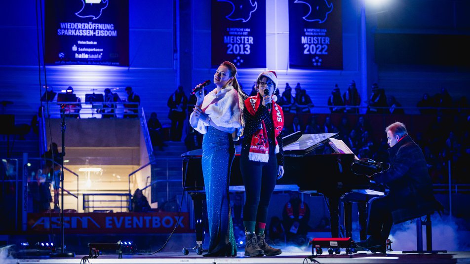 »Weihnachts(mit)singen« Yulia Sokolik, Franziska Krötenheerdt und Bartholomew Berzonsky am Klavier