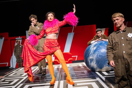 Szene aus »Sein oder Nichtsein (To Be or Not To Be)« © Anna Kolata