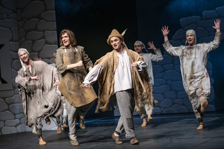 Szene aus »Monty Python's Spamalot« © Falk Wenzel