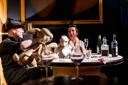 »Der schwarze Salon - Ohne Dunkelheit sind wir blind« © Anna Kolata