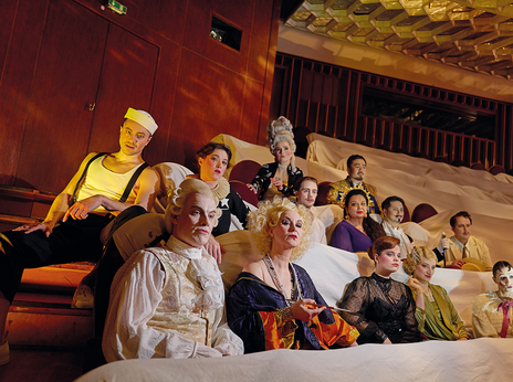Das Ensemble der Oper Halle sitzt im zweiten Rang der Oper. Die Sitze sind mit weißen Tüchern bedeckt.