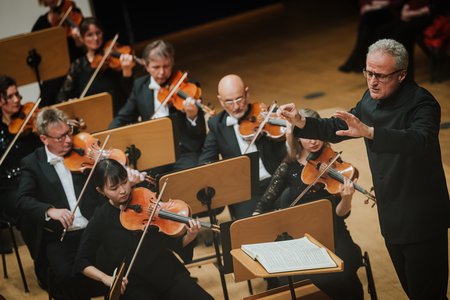 Staatskapelle Halle beim 2. Sinfoniekonzert der Spielzeit 2024/25 in der Händel HALLE, ML: Fabrice Bollon © Anna Kolata