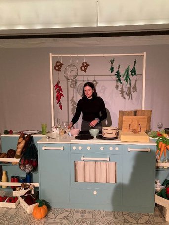 Hier richtet gerade die Praktikantin Josefine Lehmann die Küche für die Vorstellung ein – eigentlich ist die ganze schöne Kinderküche ein verkleidetes Schlaginstrument!
