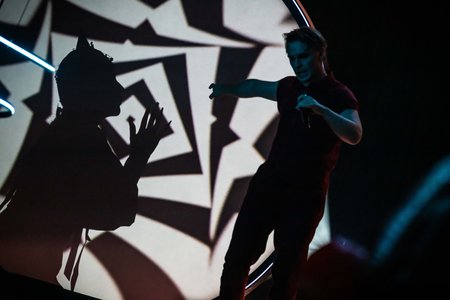 Szene aus »Faust: On Air« © Anna Kolata