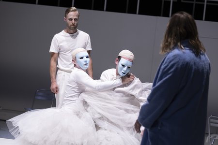 Szene aus»Trilogie der Unschuld« © Falk Wenzel