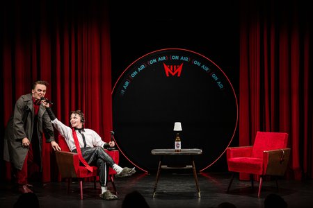 Szene aus »Faust: On Air« © Anna Kolata