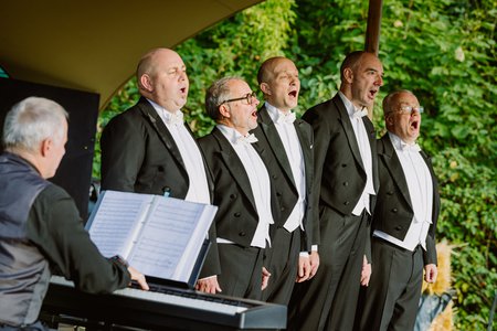 Sebastian Byzdra, Andreas Guhlmann, Kristian Giesecke, Maik Gruchenberg und Matthias Schulze als »Comedian Harmonists« beim Kulturspektakel 2025 © Anna Kolata