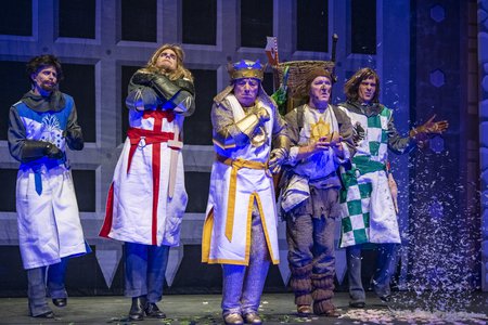 Szene aus »Monty Python's Spamalot« © Falk Wenzel