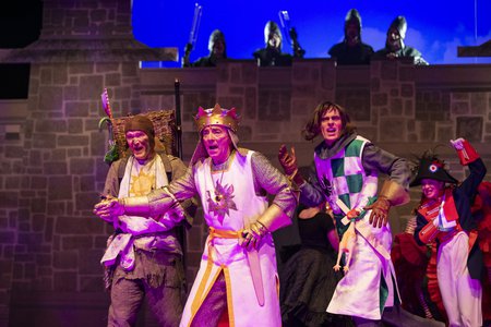 Szene aus »Monty Python's Spamalot« © Falk Wenzel