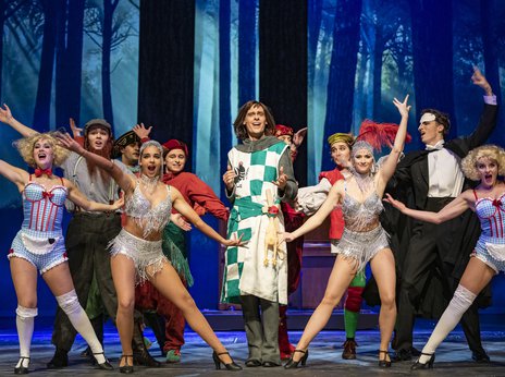 Szene aus »Monty Python's Spamalot«