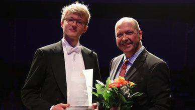 Simon Unseld (Staatskapelle Halle) und GMD Florian Merz (Intendant König Albert Theater Bad Elster) bei der Übergabe der Ehrenkünstlerschaft des König Albert Theaters Bad Elster