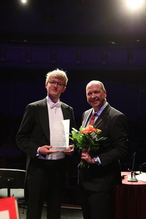 Simon Unseld (Staatskapelle Halle) und GMD Florian Merz (Intendant König Albert Theater Bad Elster) bei der Übergabe der Ehrenkünstlerschaft des König Albert Theaters Bad Elster © Käthy Schütze