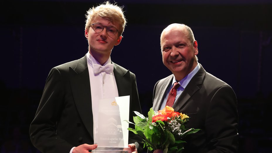 Simon Unseld (Staatskapelle Halle) und GMD Florian Merz (Intendant König Albert Theater Bad Elster) bei der Übergabe der Ehrenkünstlerschaft des König Albert Theaters Bad Elster