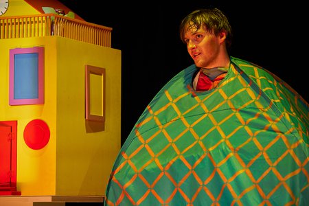 Szene aus »Ein Riese allein hebt noch keinen Mond an den Himmel« © Martin Patze