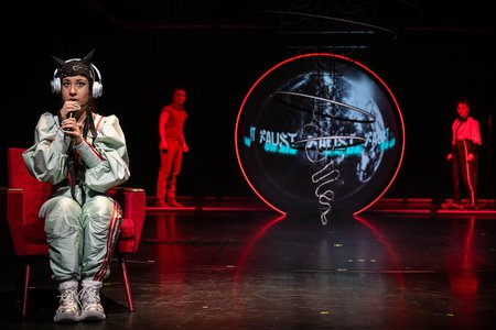 Szene aus »Faust: On Air« © Anna Kolata