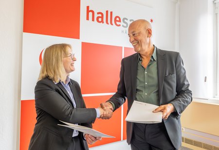 Dr. Judith Marquardt und Klaus Dörr reichen sich die Hände bei der Vertragsunterzeichnung. © Thomas Ziegler