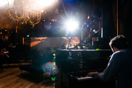 »Der schwarze Salon - Ohne Dunkelheit sind wir blind« © Anna Kolata