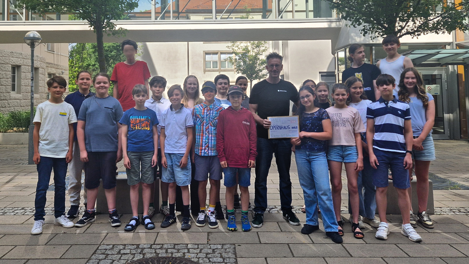 Spendenübergabe der Klasse 6/1 des Latina August Hermann Francke Gymnasiums an die Oper