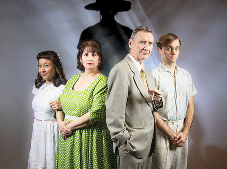 Jenny Groß, Franziska Hayner, Andrej Kaminsky und Tristan Becker tragen Kleidung im Retro-Stil. Im Hintergrund ist ein Schatten einer Person mit Sonnenhut.