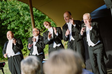 Sebastian Byzdra, Andreas Guhlmann, Kristian Giesecke, Maik Gruchenberg und Matthias Schulze als »Comedian Harmonists« beim Kulturspektakel 2025 © Anna Kolata