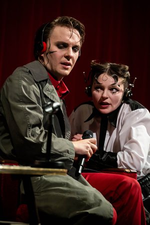 Szene aus »Faust: On Air« © Anna Kolata