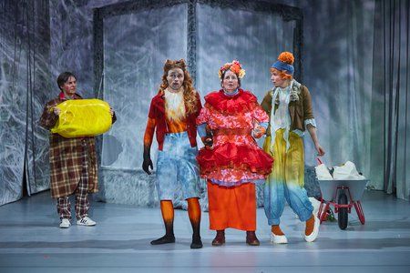 Szene aus »Ein Riese allein hebt noch keinen Mond an den Himmel« © Martin Patze