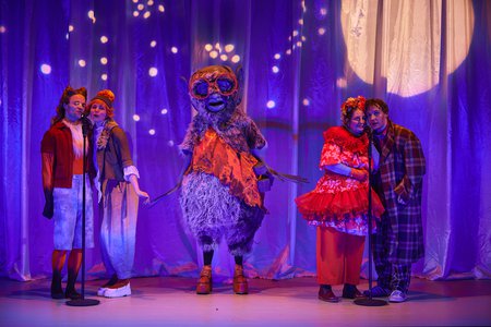 Szene aus »Ein Riese allein hebt noch keinen Mond an den Himmel« © Martin Patze