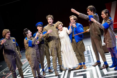 Szene aus »Sein oder Nichtsein (To Be or Not To Be)« © Anna Kolata