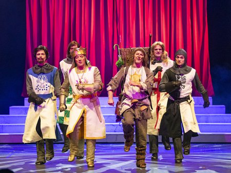 Szene aus »Monty Python's Spamalot« © Falk Wenzel