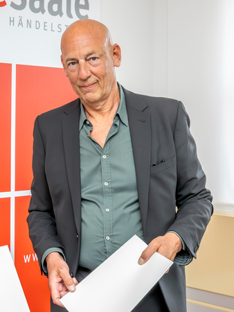 Klaus Dörr hält seinen Vertrag als neuer Geschäftsführer der Bühnen Halle in den Händen. © Thomas Ziegler