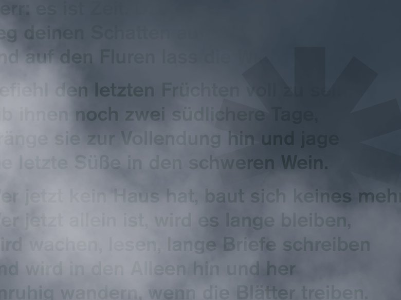 Nebliger, düsterer Hintergrund, auf dem der Text des Gedichts „Herbsttag“ von Rainer Maria Rilke steht